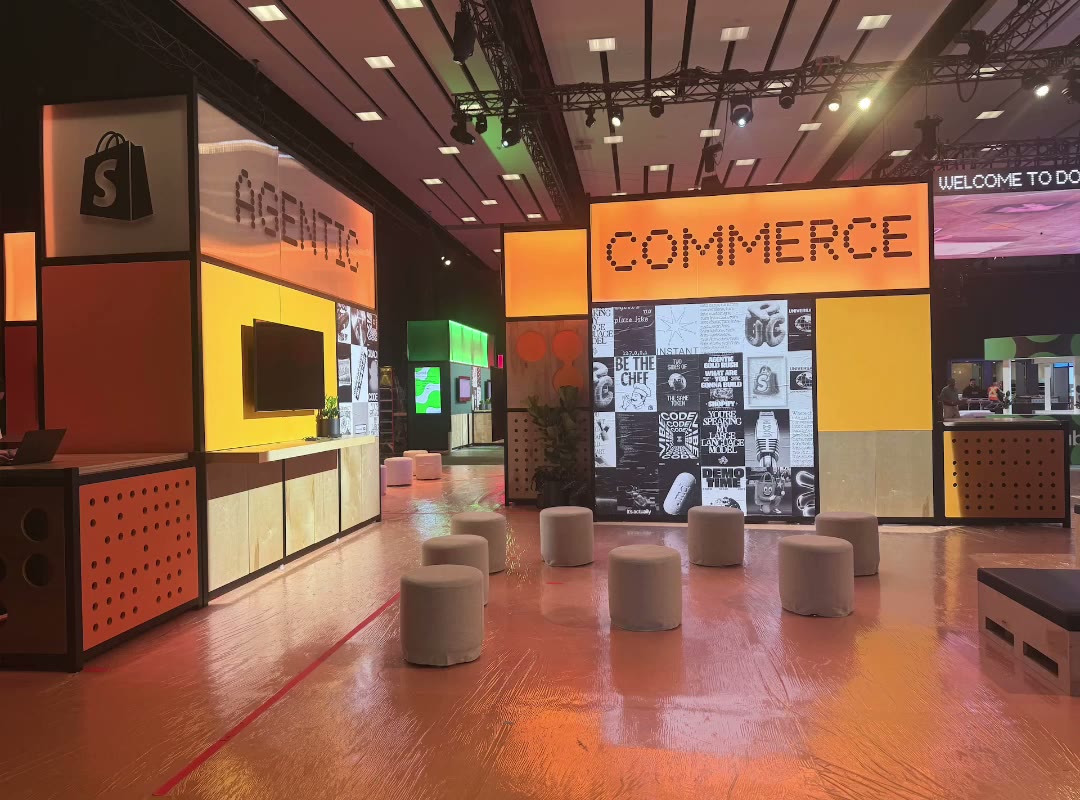 Exhibition booth environment during on-site assembly